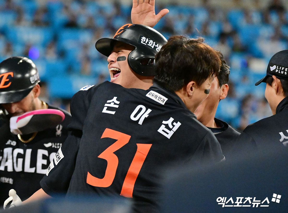 21일 오후 대구삼성라이온즈파크에서 열린 '2025 신한 SOL Bank KBO 포스트시즌' 한화 이글스와 삼성 라이온즈의 플레이오프 3차전 경기, 5회초 2사 3루 한화 노시환이 투런 홈런을 날린 후 손아섭과 함께 기뻐하고 있다. 대구, 김한준 기자