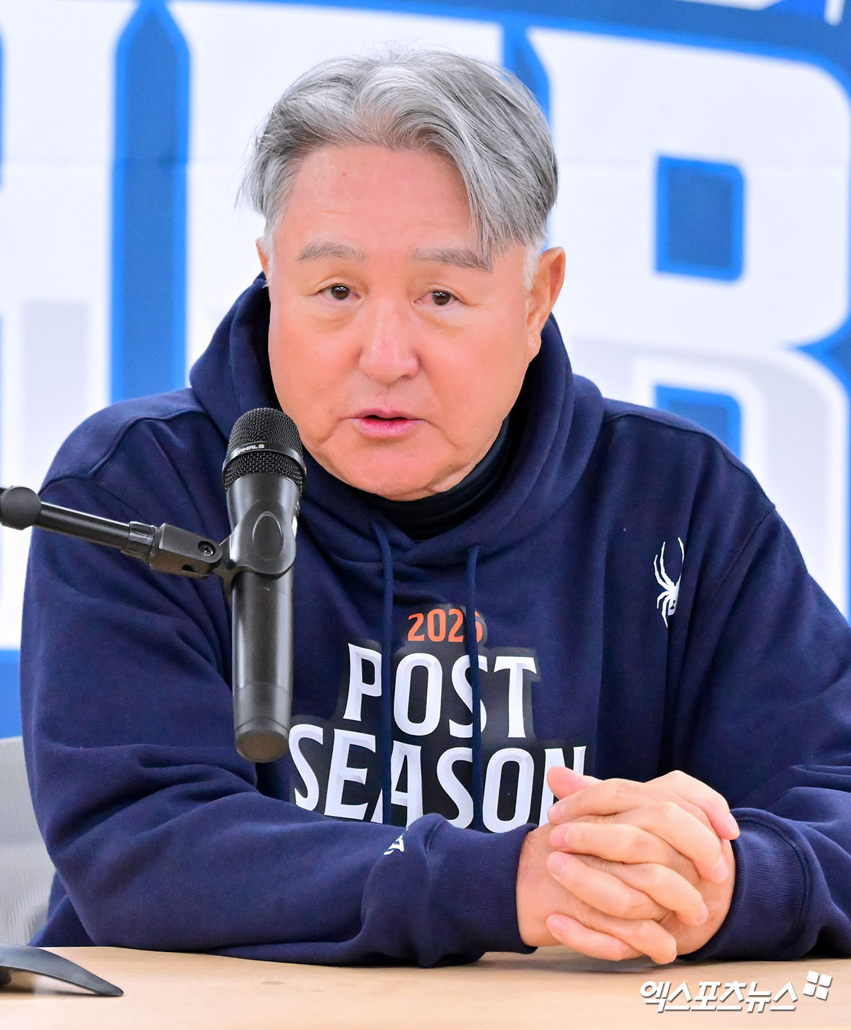 21일 오후 대구삼성라이온즈파크에서 열리는 '2025 신한 SOL Bank KBO 포스트시즌' 한화 이글스와 삼성 라이온즈의 플레이오프 3차전 경기, 한화 김경문 감독이 취재진과 대화를 나누고 있다. 대구, 김한준 기자