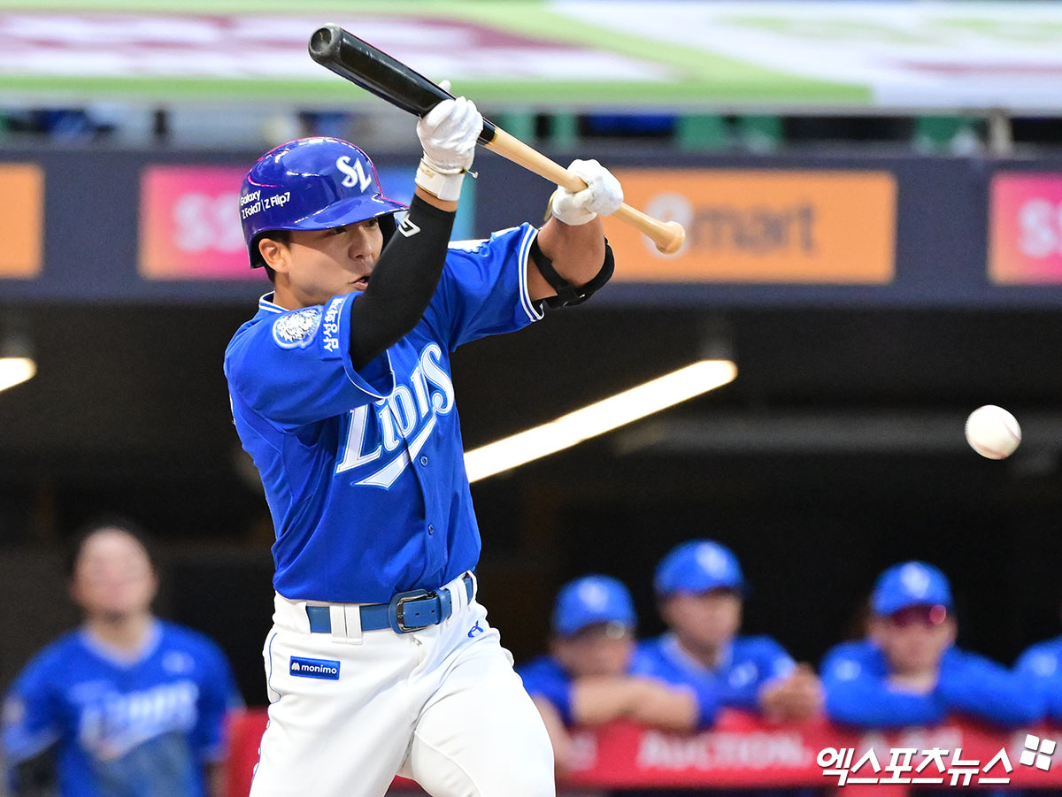 11일 오후 인천SSG랜더스필드에서 열린 '2025 신한 SOL Bank KBO 포스트시즌' 삼성 라이온즈와 SSG 랜더스의 준플레이오프 2차전 경기, 9회초 무사 1루 삼성 양도근이 희생번트를 시도하고 있다. 엑스포츠뉴스DB