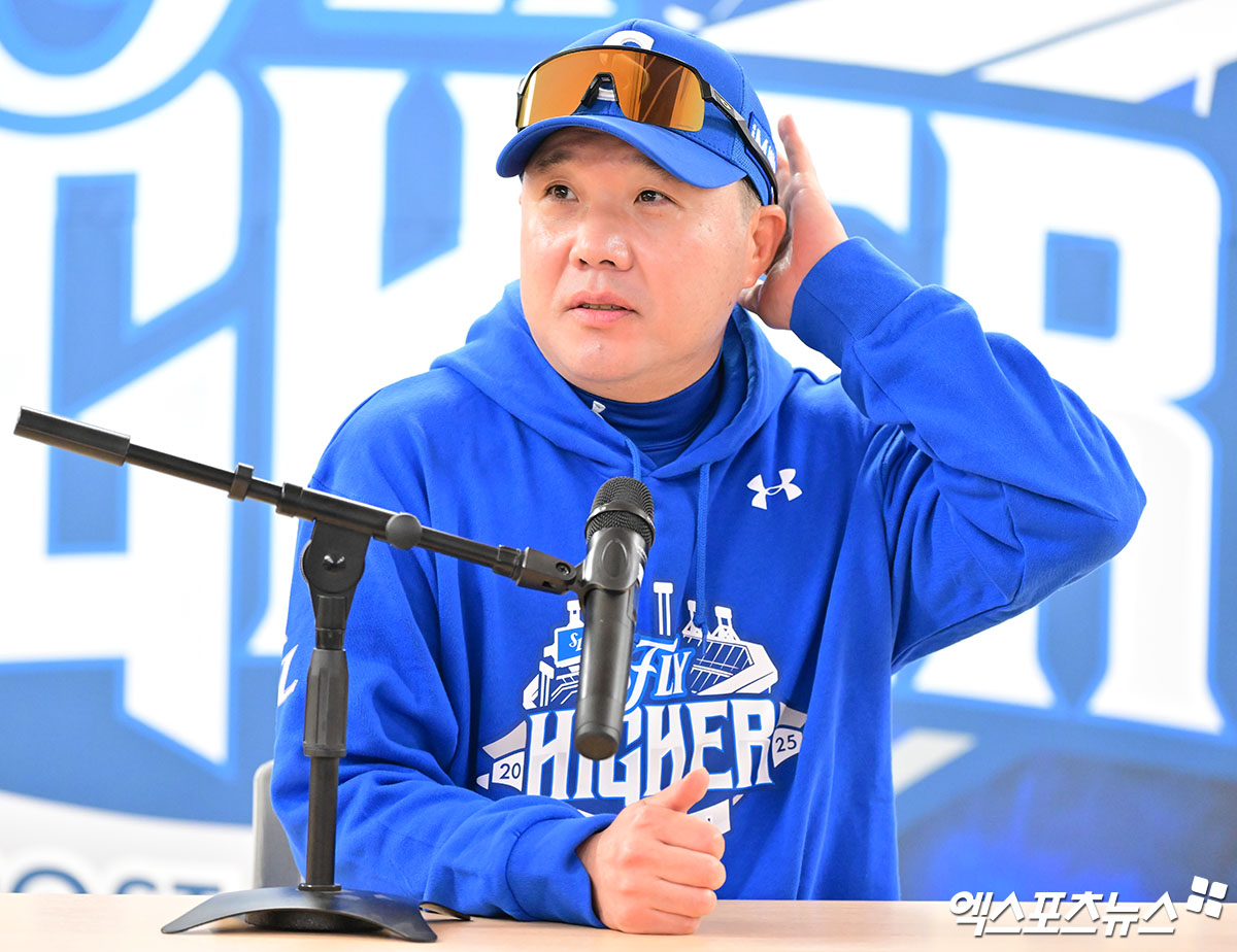 22일 오후 대구삼성라이온즈파크에서 열리는 '2025 신한 SOL Bank KBO 포스트시즌' 한화 이글스와 삼성 라이온즈의 플레이오프 4차전 경기, 삼성 박진만 감독이 취재진과 대화를 나누고 있다. 대구, 김한준 기자