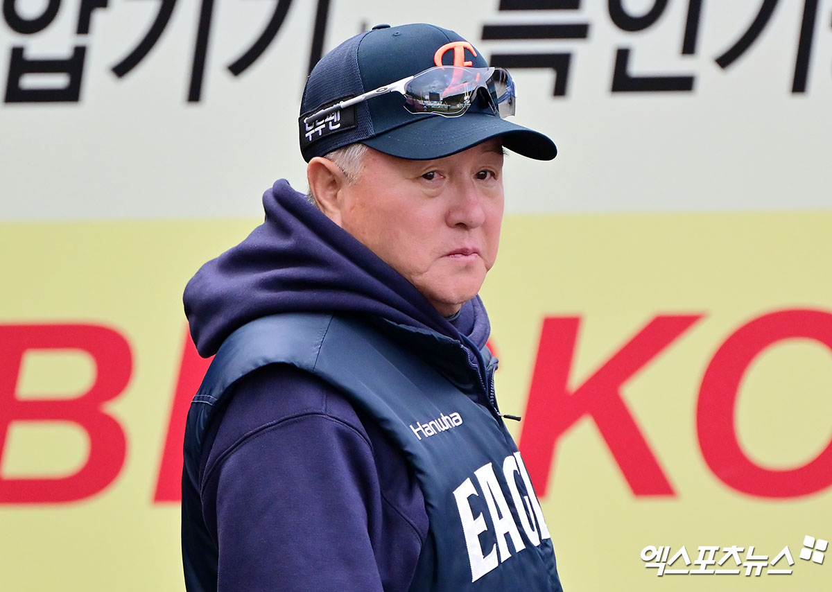 22일 오후 대구삼성라이온즈파크에서 열리는 '2025 신한 SOL Bank KBO 포스트시즌' 한화 이글스와 삼성 라이온즈의 플레이오프 4차전 경기, 한화 김경문 감독이 선수들의 훈련을 지켜보고 있다. 대구, 김한준 기자