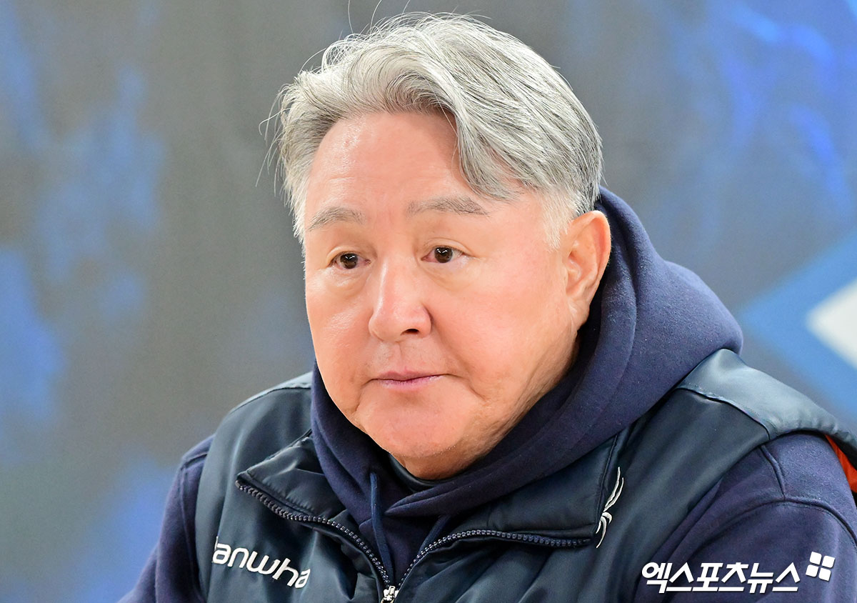 22일 오후 대구삼성라이온즈파크에서 열리는 '2025 신한 SOL Bank KBO 포스트시즌' 한화 이글스와 삼성 라이온즈의 플레이오프 4차전 경기, 한화 김경문 감독이 취재진과 대화를 나누고 있다. 대구, 김한준 기자