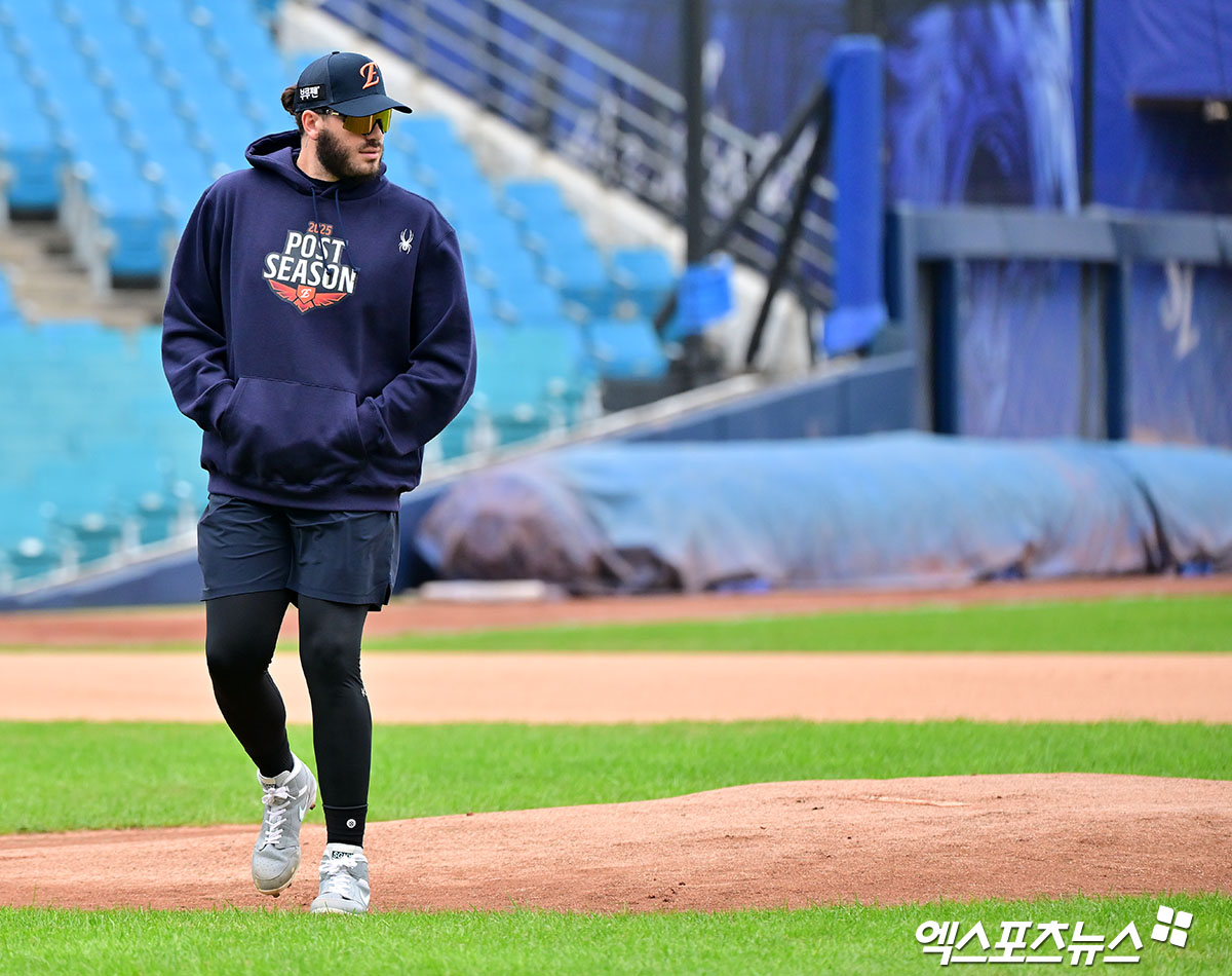 22일 오후 대구삼성라이온즈파크에서 열리는 '2025 신한 SOL Bank KBO 포스트시즌' 한화 이글스와 삼성 라이온즈의 플레이오프 4차전 경기, 한화 폰세가 마운드를 살펴보고 있다. 대구, 김한준 기자