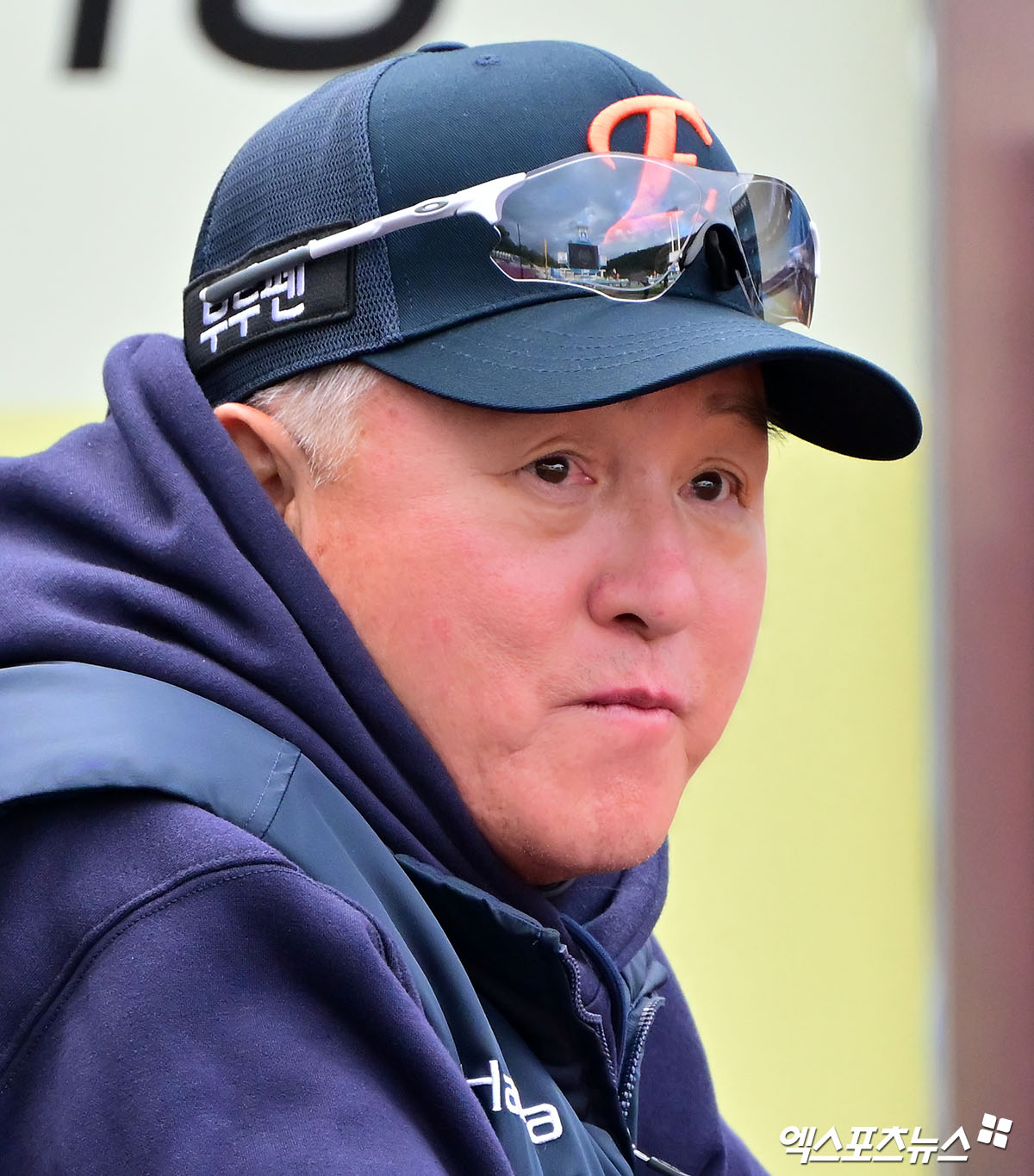 22일 오후 대구삼성라이온즈파크에서 열리는 '2025 신한 SOL Bank KBO 포스트시즌' 한화 이글스와 삼성 라이온즈의 플레이오프 4차전 경기, 한화 김경문 감독이 선수들의 훈련을 지켜보고 있다. 대구, 김한준 기자