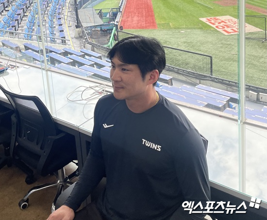 22일 잠실야구장에서 열리는 LG 트윈스의 한국시리즈 대비 4번째 자체 청백전을 앞두고 오지환이 취재진과 인터뷰에 응하고 있다. 엑스포츠뉴스 잠실, 김유민 기자