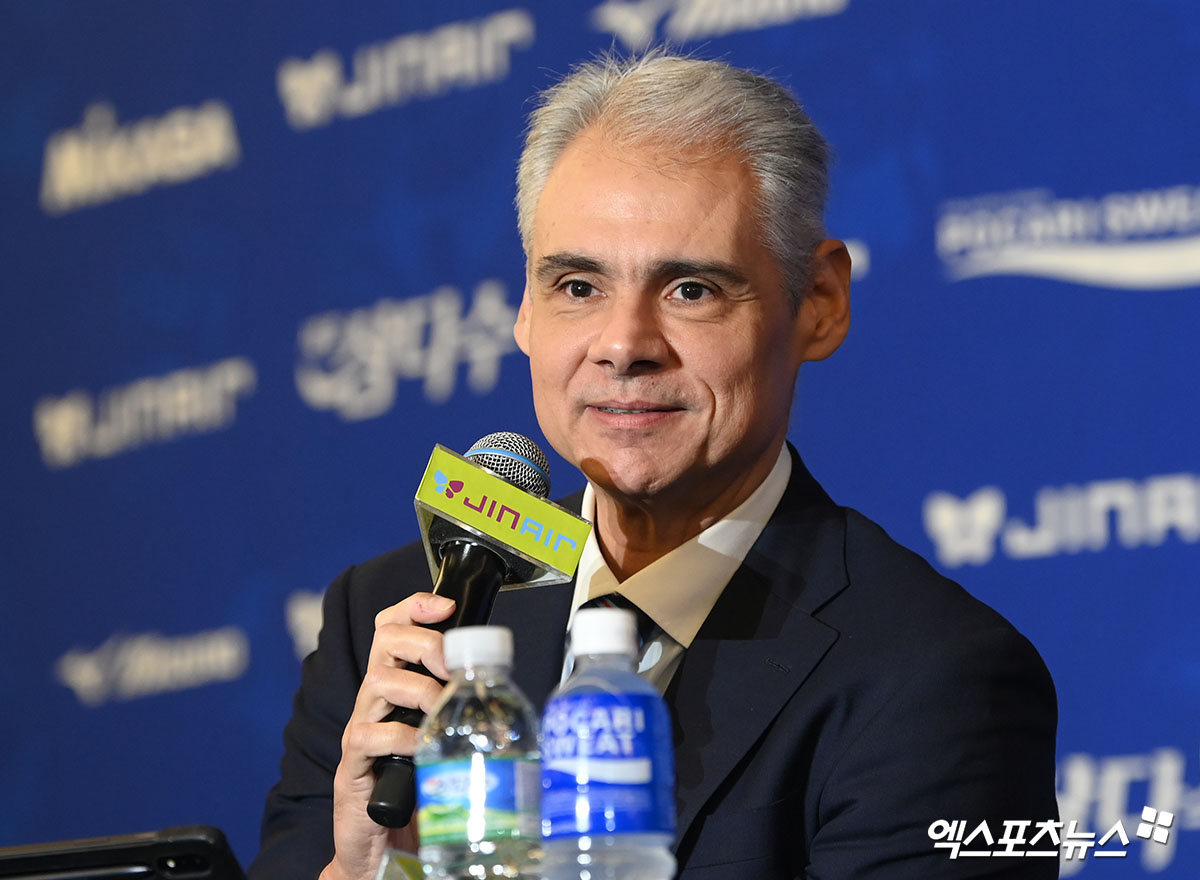 레오나르도 아폰소 감독이 이끄는 KB손해보험이 22일 천안 유관순체육관에서 열리는 2025-2026 V리그 첫 경기에서 현대캐피탈을 상대로 승리를 노린다. 사진 엑스포츠뉴스 DB