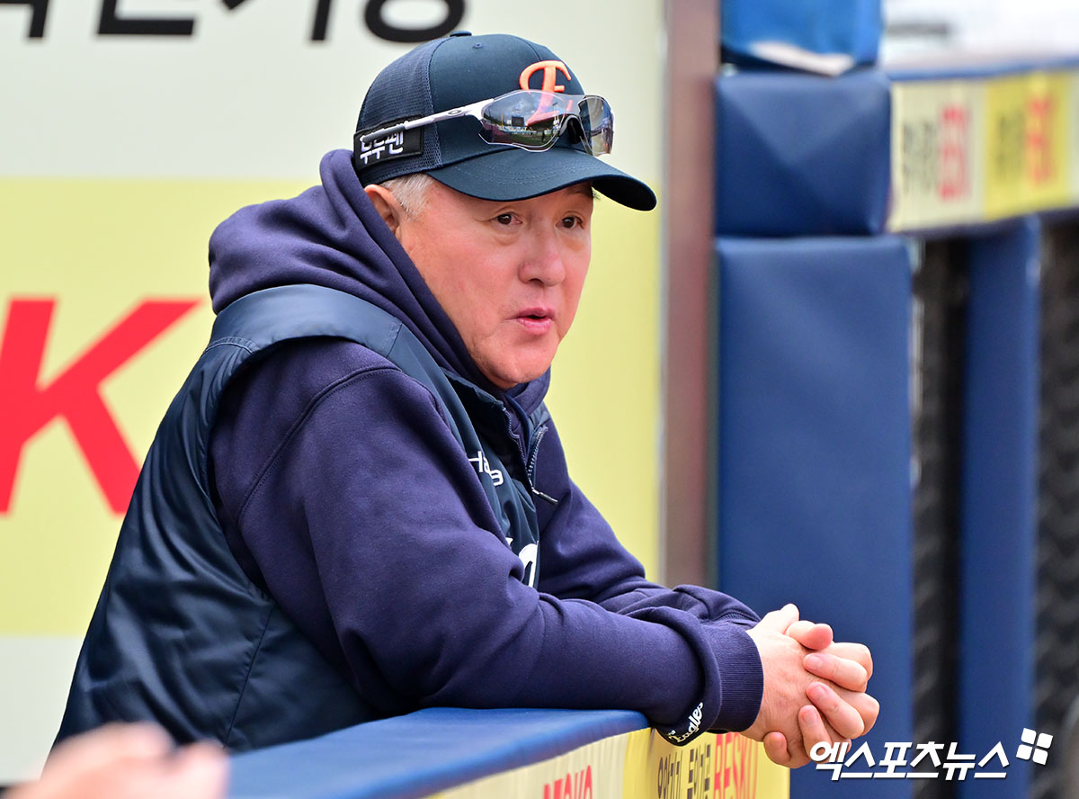 22일 오후 대구삼성라이온즈파크에서 열리는 '2025 신한 SOL Bank KBO 포스트시즌' 한화 이글스와 삼성 라이온즈의 플레이오프 4차전 경기, 한화 김경문 감독이 선수들의 훈련을 지켜보고 있다. 대구, 김한준 기자
