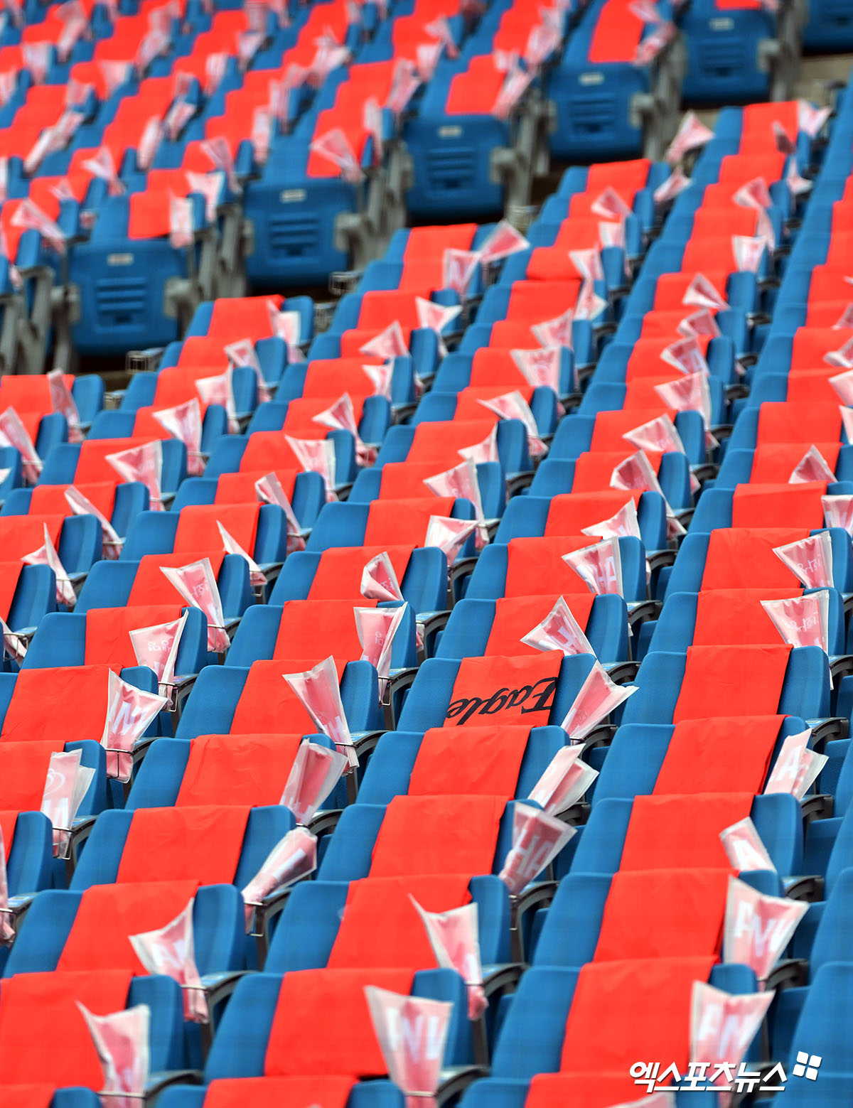 22일 오후 대구삼성라이온즈파크에서 열리는 '2025 신한 SOL Bank KBO 포스트시즌' 한화 이글스와 삼성 라이온즈의 플레이오프 4차전 경기, 관중석에 한화 팬들을 위한 우의와 수건이 놓여져 있다. 대구, 김한준 기자