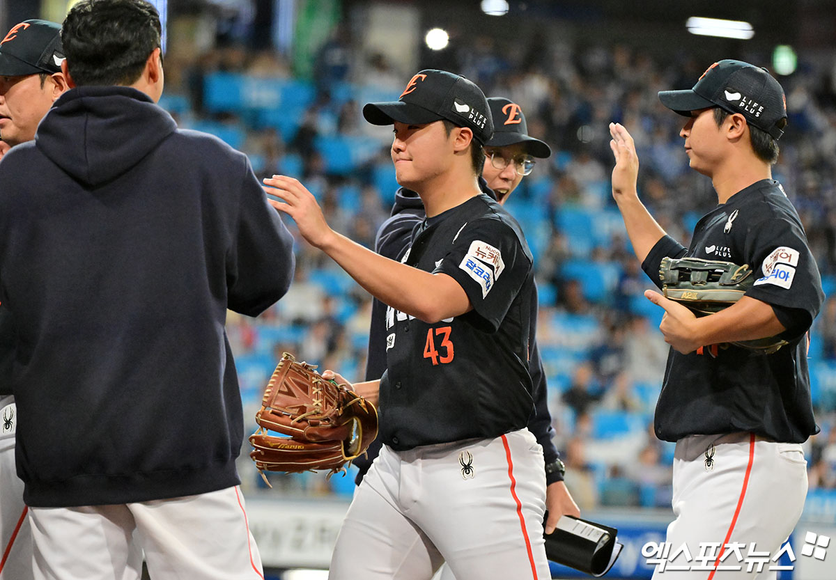 22일 오후 대구삼성라이온즈파크에서 열린 '2025 신한 SOL Bank KBO 포스트시즌' 한화 이글스와 삼성 라이온즈의 플레이오프 4차전 경기, 3회말 수비를 마친 한화 정우주가 하이파이브를 하고 있다. 대구, 김한준 기자