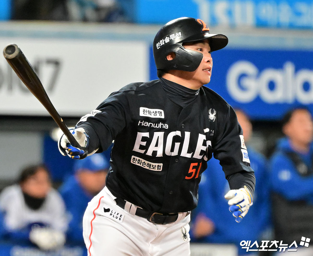 22일 오후 대구삼성라이온즈파크에서 열린 '2025 신한 SOL Bank KBO 포스트시즌' 한화 이글스와 삼성 라이온즈의 플레이오프 4차전 경기, 5회초 2사 2,3루 한화 문현빈이 스리런 홈런을 날리고 있다. 대구, 김한준 기자