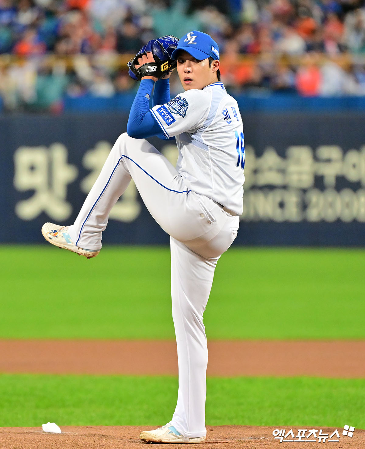 22일 오후 대구삼성라이온즈파크에서 열린 '2025 신한 SOL Bank KBO 포스트시즌' 한화 이글스와 삼성 라이온즈의 플레이오프 4차전 경기, 1회초 삼성 선발투수 원태인이 공을 힘차게 던지고 있다. 대구, 김한준 기자