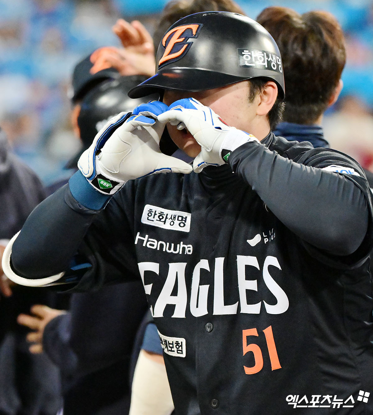22일 오후 대구삼성라이온즈파크에서 열린 '2025 신한 SOL Bank KBO 포스트시즌' 한화 이글스와 삼성 라이온즈의 플레이오프 4차전 경기, 5회초 2사 2,3루 한화 문현빈이 스리런 홈런을 날린 후 기뻐하고 있다. 대구, 김한준 기자
