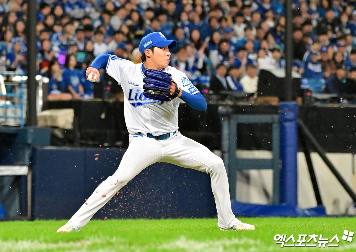 22일 오후 대구삼성라이온즈파크에서 열린 '2025 신한 SOL Bank KBO 포스트시즌' 한화 이글스와 삼성 라이온즈의 플레이오프 4차전 경기, 5회초 무사 1루 삼성 원태인이 한화 심우준의 번트 타구를 잡은 후 2루로 송구하고 있다. 대구, 김한준 기자