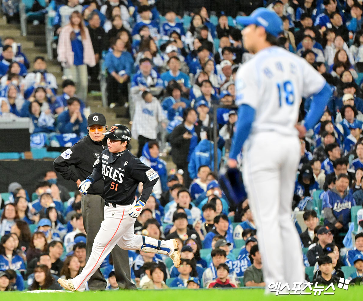 22일 오후 대구삼성라이온즈파크에서 열린 '2025 신한 SOL Bank KBO 포스트시즌' 한화 이글스와 삼성 라이온즈의 플레이오프 4차전 경기, 5회초 2사 2,3루 한화 문현빈이 스리런 홈런을 날린 후 그라운드를 돌고 있다. 대구, 김한준 기자