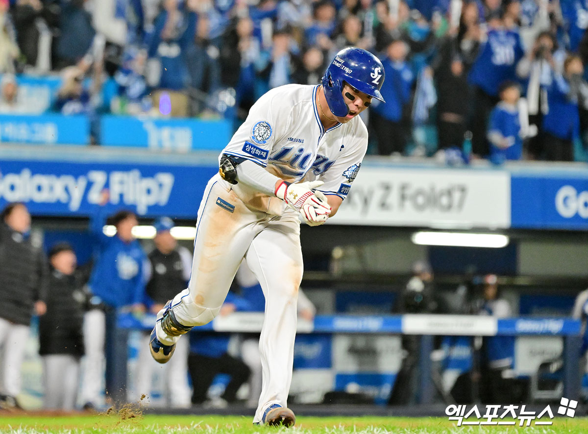 22일 오후 대구삼성라이온즈파크에서 열린 '2025 신한 SOL Bank KBO 포스트시즌' 한화 이글스와 삼성 라이온즈의 플레이오프 4차전 경기, 6회말 1사 1,3루 삼성 김영웅이 스리런 홈런을 날리고 있다. 대구, 김한준 기자