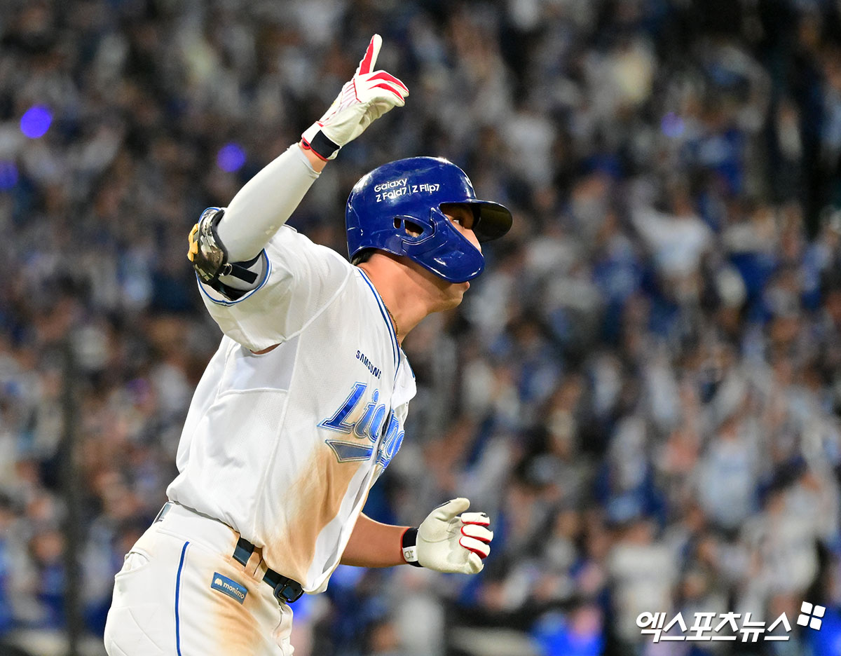 22일 오후 대구삼성라이온즈파크에서 열린 '2025 신한 SOL Bank KBO 포스트시즌' 한화 이글스와 삼성 라이온즈의 플레이오프 4차전 경기, 6회말 1사 1,3루 삼성 김영웅이 스리런 홈런을 날리고 있다. 대구, 김한준 기자