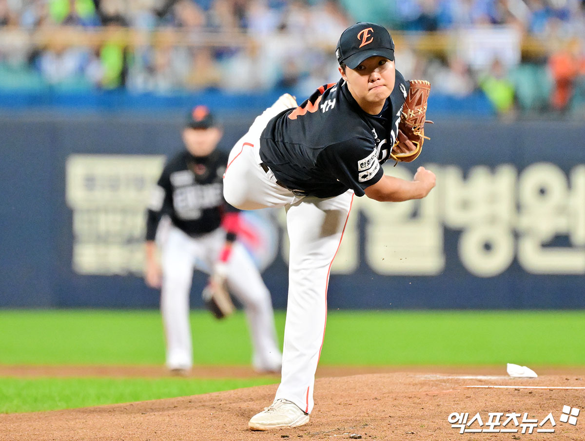 22일 오후 대구삼성라이온즈파크에서 열린 '2025 신한 SOL Bank KBO 포스트시즌' 한화 이글스와 삼성 라이온즈의 플레이오프 4차전 경기, 1회말 한화 선발투수 정우주가 공을 힘차게 던지고 있다. 대구, 김한준 기자