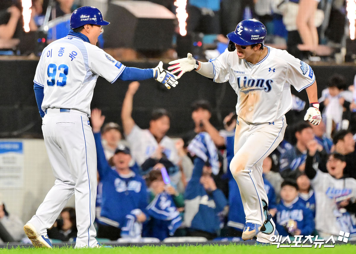22일 오후 대구삼성라이온즈파크에서 열린 '2025 신한 SOL Bank KBO 포스트시즌' 한화 이글스와 삼성 라이온즈의 플레이오프 4차전 경기, 6회말 1사 1,3루 삼성 김영웅이 스리런 홈런을 날린 후 기뻐하고 있다. 대구, 김한준 기자