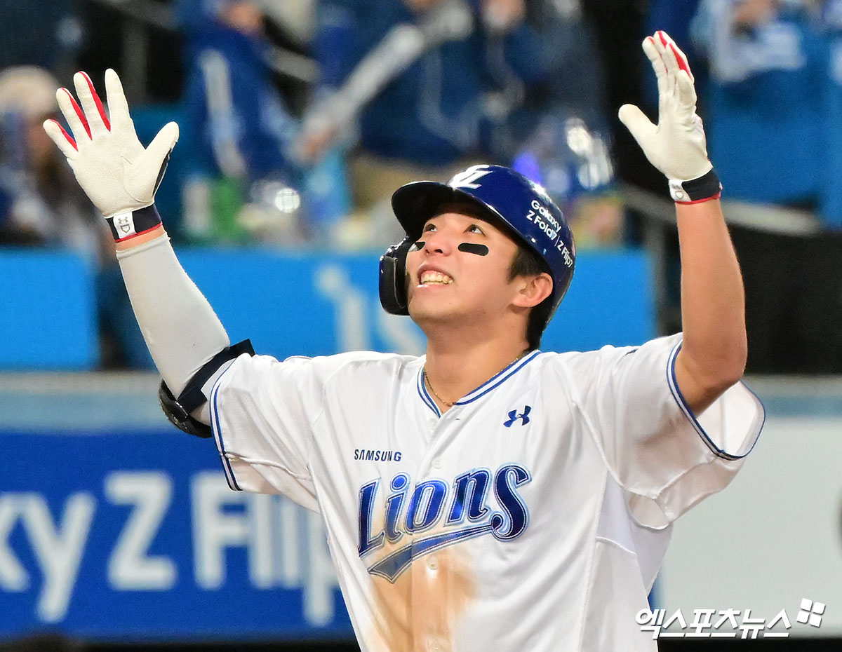 22일 오후 대구삼성라이온즈파크에서 열린 '2025 신한 SOL Bank KBO 포스트시즌' 한화 이글스와 삼성 라이온즈의 플레이오프 4차전 경기, 7회말 1사 1,2루 삼성 김영웅이 스리런 홈런을 날리고 있다. 대구, 김한준 기자