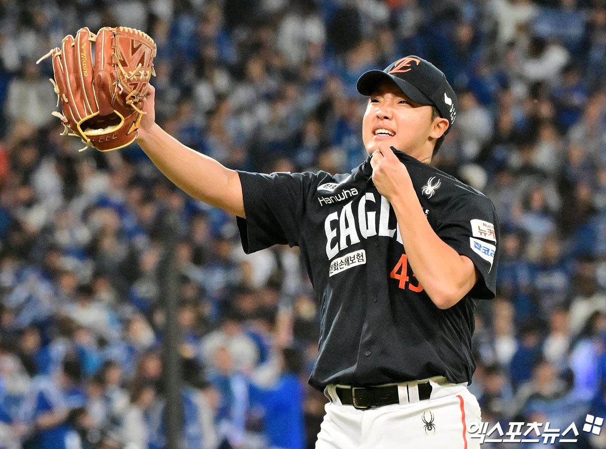 22일 오후 대구삼성라이온즈파크에서 열린 '2025 신한 SOL Bank KBO 포스트시즌' 한화 이글스와 삼성 라이온즈의 플레이오프 4차전 경기, 3회말 수비를 마친 한화 정우주가 미소를 보이고 있다. 대구, 김한준 기자