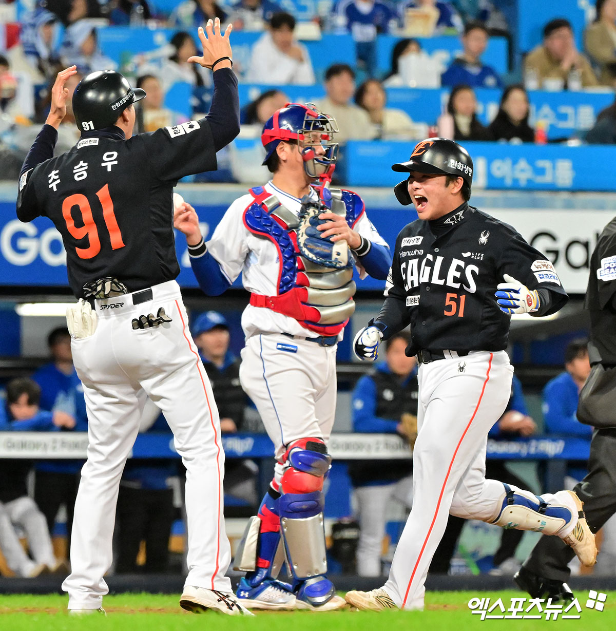 22일 오후 대구삼성라이온즈파크에서 열린 '2025 신한 SOL Bank KBO 포스트시즌' 한화 이글스와 삼성 라이온즈의 플레이오프 4차전 경기, 5회초 2사 2,3루 한화 문현빈이 스리런 홈런을 날린 후 기뻐하고 있다. 대구, 김한준 기자