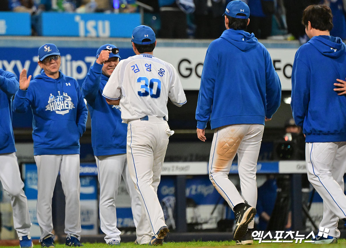 22일 오후 대구삼성라이온즈파크에서 열린 '2025 신한 SOL Bank KBO 포스트시즌' 한화 이글스와 삼성 라이온즈의 플레이오프 4차전 경기, 삼성이 김영웅의 연타석 스리런 홈런에 힘입어 한화에 7:4로 승리하며 승부를 최종 5차전으로 가져갔다.  이날 경기에서 승리한 삼성 박진만 감독이 선수들과 함께 기뻐하고 있다. 대구, 김한준 기자