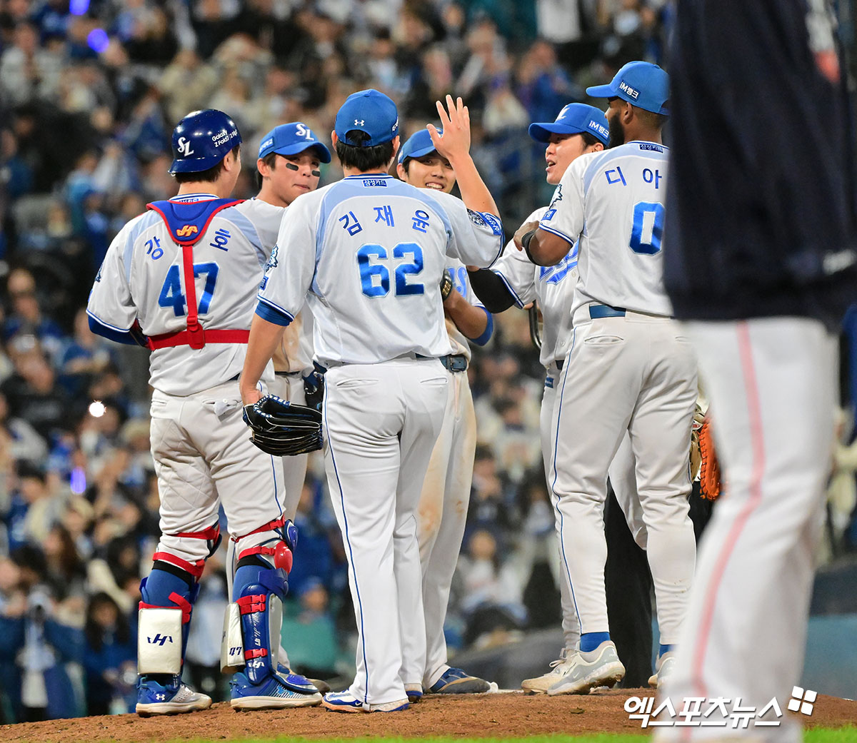 22일 오후 대구삼성라이온즈파크에서 열린 '2025 신한 SOL Bank KBO 포스트시즌' 한화 이글스와 삼성 라이온즈의 플레이오프 4차전 경기, 삼성이 김영웅의 연타석 스리런 홈런에 힘입어 한화에 7:4로 승리하며 승부를 최종 5차전으로 가져갔다.  이날 경기에서 승리한 삼성 선수들이 기뻐하고 있다. 대구, 김한준 기자