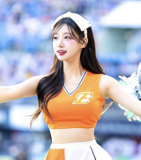 '한 뼘 의상' 치어리더 우수한, 비현실 몸매로 야구장 시선강탈