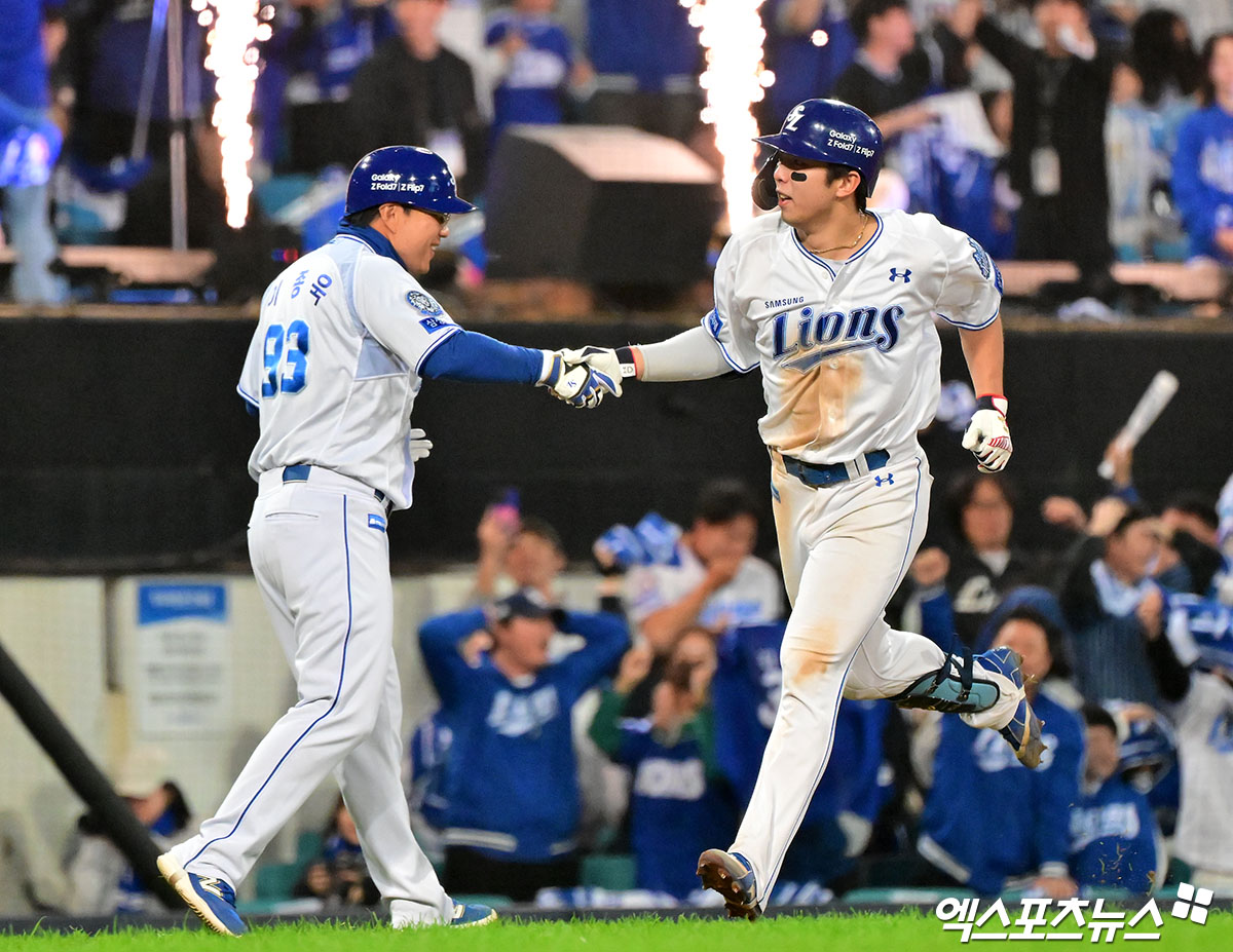 22일 오후 대구삼성라이온즈파크에서 열린 '2025 신한 SOL Bank KBO 포스트시즌' 한화 이글스와 삼성 라이온즈의 플레이오프 4차전 경기, 7회말 1사 1,2루 삼성 김영웅이 스리런 홈런을 날리고 있다. 대구, 김한준 기자