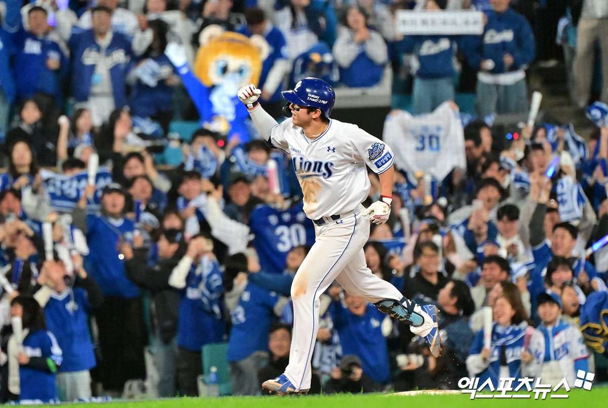 22일 오후 대구삼성라이온즈파크에서 열린 '2025 신한 SOL Bank KBO 포스트시즌' 한화 이글스와 삼성 라이온즈의 플레이오프 4차전 경기, 7회말 1사 1,2루 삼성 김영웅이 스리런 홈런을 날리고 있다. 대구, 김한준 기자