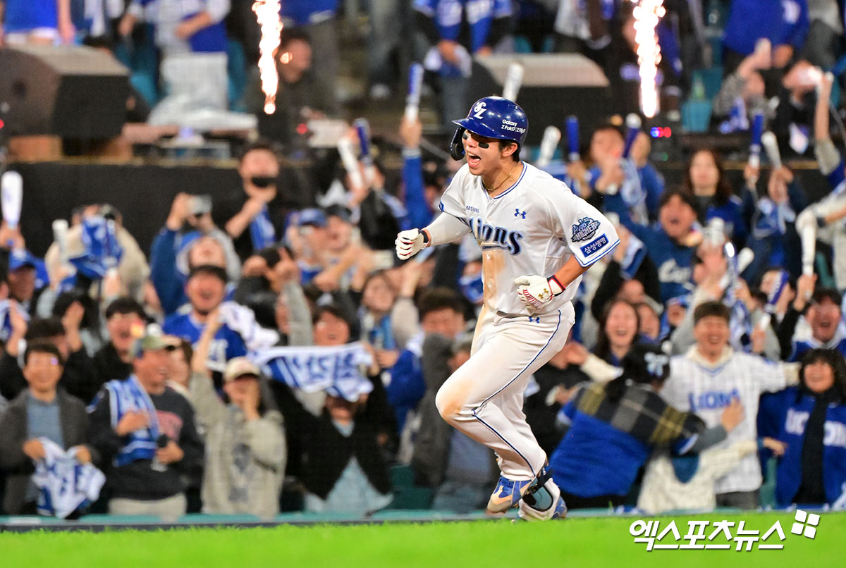 22일 오후 대구삼성라이온즈파크에서 열린 '2025 신한 SOL Bank KBO 포스트시즌' 한화 이글스와 삼성 라이온즈의 플레이오프 4차전 경기, 6회말 1사 1,3루 삼성 김영웅이 스리런 홈런을 날린 후 기뻐하고 있다. 대구, 김한준 기자