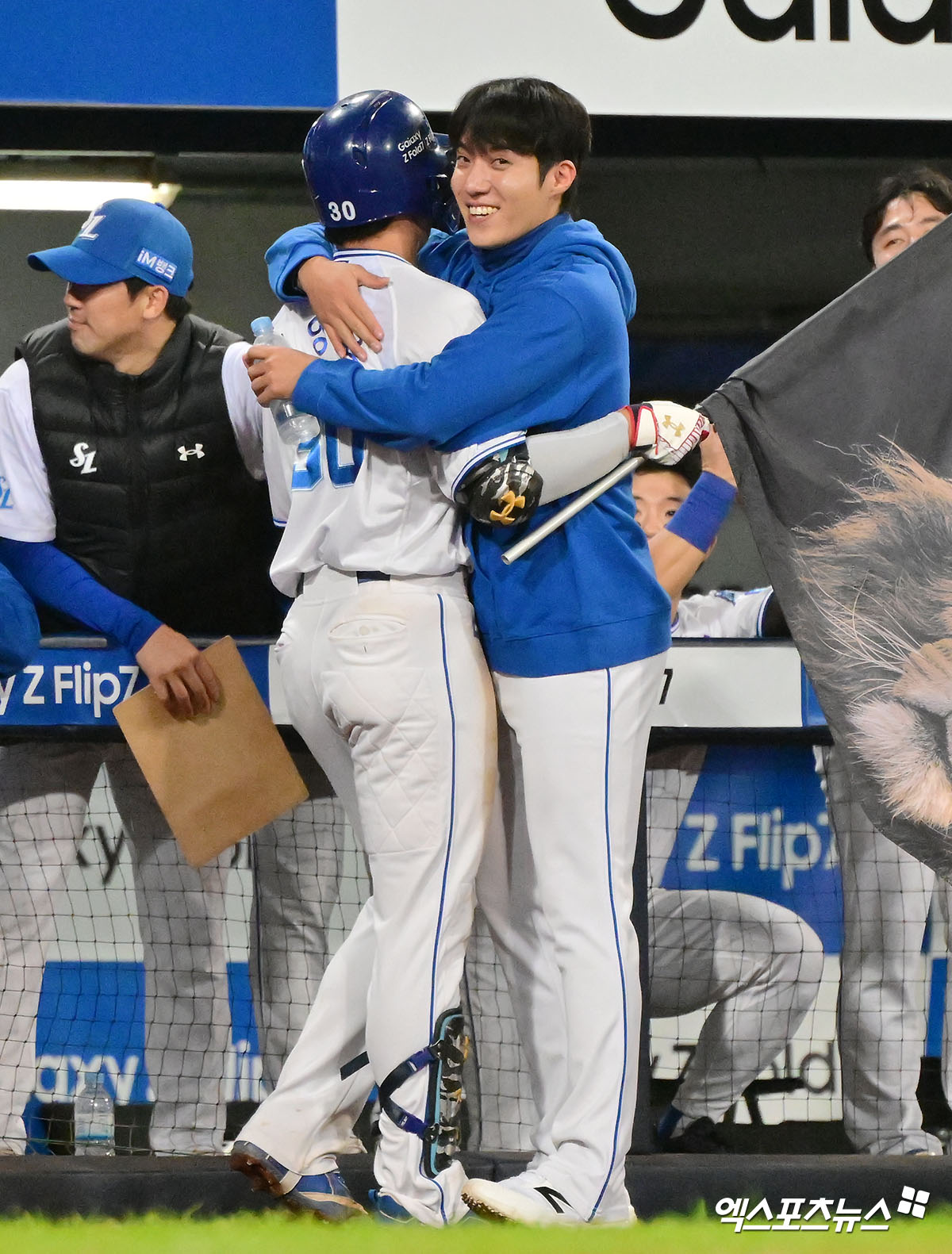 22일 오후 대구삼성라이온즈파크에서 열린 '2025 신한 SOL Bank KBO 포스트시즌' 한화 이글스와 삼성 라이온즈의 플레이오프 4차전 경기, 7회말 1사 1,2루 삼성 김영웅이 스리런 홈런을 날린 후 원태인의 축하를 받고 있다. 대구, 김한준 기자