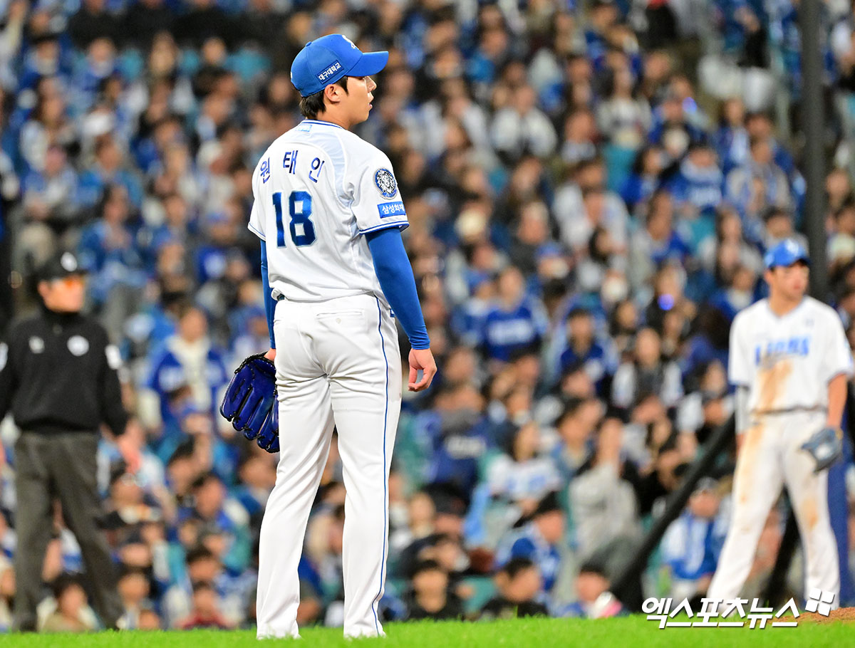 22일 오후 대구삼성라이온즈파크에서 열린 '2025 신한 SOL Bank KBO 포스트시즌' 한화 이글스와 삼성 라이온즈의 플레이오프 4차전 경기, 5회초 2사 2,3루 삼성 원태인이 한화 문현빈에게 스리런 홈런을 허용한 후 아쉬워하고 있다. 대구, 김한준 기자