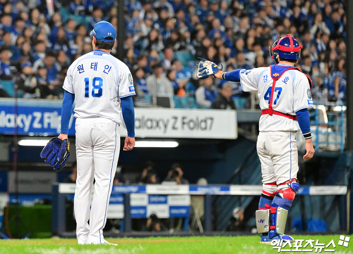22일 오후 대구삼성라이온즈파크에서 열린 '2025 신한 SOL Bank KBO 포스트시즌' 한화 이글스와 삼성 라이온즈의 플레이오프 4차전 경기, 5회초 무사 1루 삼성 원태인이 한화 심우준의 번트 타구를 잡은 후 2루로 송구하고 있다.  한화 최재훈이 2루에서 세이프가 되자 삼성 원태인과 강민호가 비디오판독을 요청하고 있다. 대구, 김한준 기자