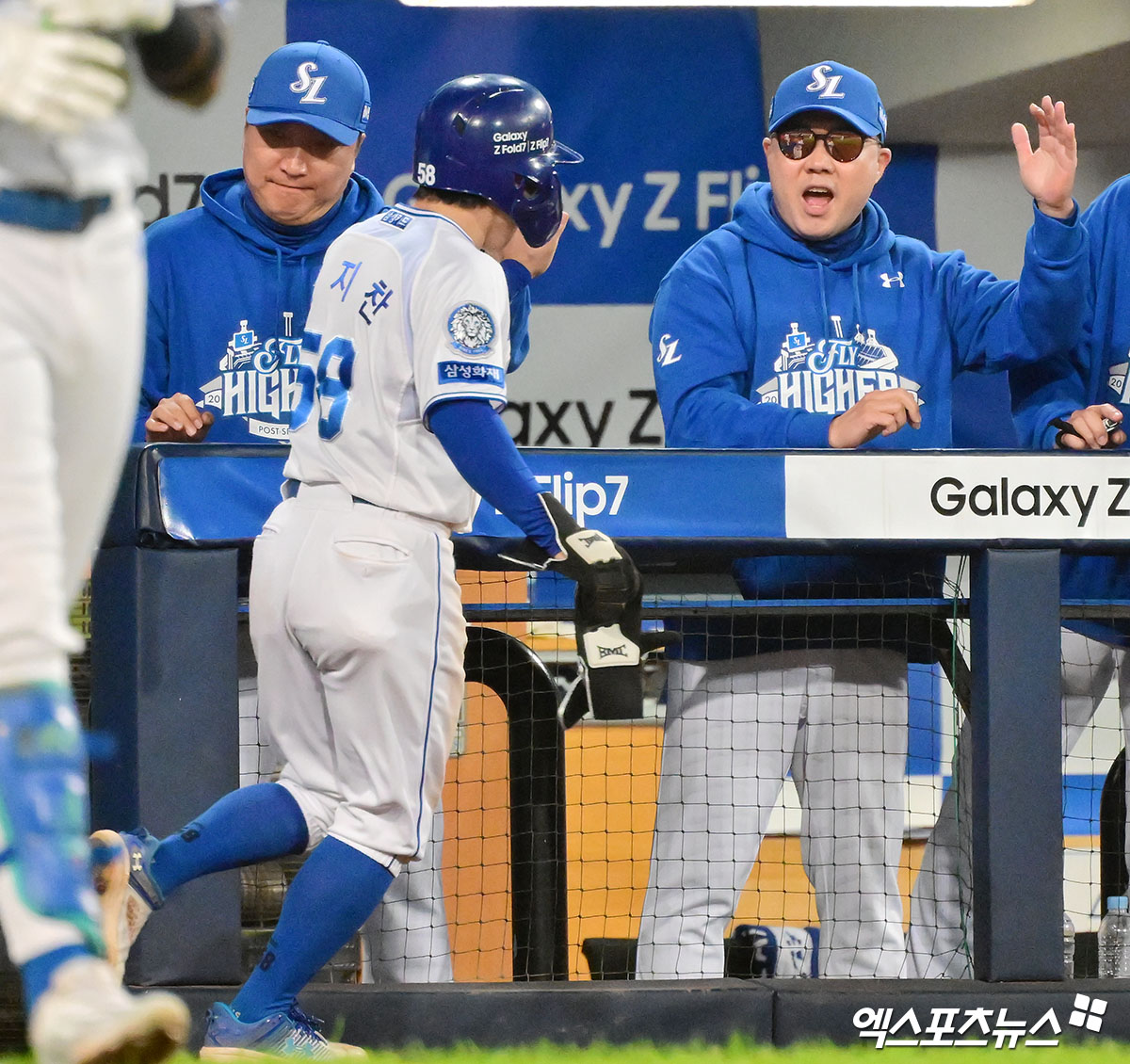 22일 오후 대구삼성라이온즈파크에서 열린 '2025 신한 SOL Bank KBO 포스트시즌' 한화 이글스와 삼성 라이온즈의 플레이오프 4차전 경기, 6회말 무사 1,3루 삼성 김지찬이 구자욱의 1타점 적시타때 득점에 성공한 후 박진만 감독과 하이파이브를 하고 있다. 대구, 김한준 기자