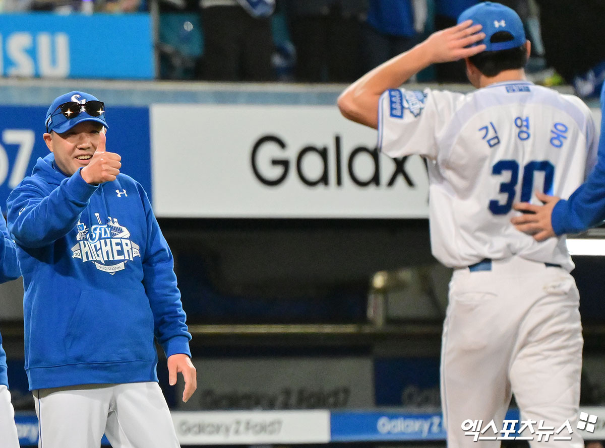 22일 오후 대구삼성라이온즈파크에서 열린 '2025 신한 SOL Bank KBO 포스트시즌' 한화 이글스와 삼성 라이온즈의 플레이오프 4차전 경기, 삼성이 김영웅의 연타석 스리런 홈런에 힘입어 한화에 7:4로 승리하며 승부를 최종 5차전으로 가져갔다.  이날 경기에서 승리한 삼성 박진만 감독이 기뻐하고 있다. 대구, 김한준 기자