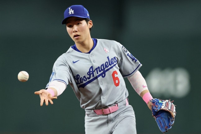 미국 메이저리그 LA 다저스의 김혜성이 팀 동료들과 함께 28일(한국시간) 토론토로 향하는 구단 전용기에 탑승, 2025 월드시리즈 최종 엔트리 포함 가능성이 높아졌다. 사진 연합뉴스