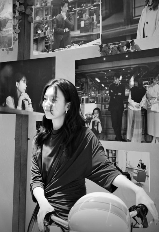 포즈를 취하고 있는 한효주. 사진=한효주 계정