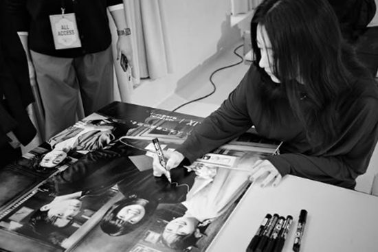 드라마 포스터에 사인하는 한효주. 사진=한효주 계정