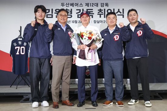 곽빈(왼쪽부터), 고영섭 대표이사, 김원형 두산 베어스 신임 감독, 김태룡 단장, 양의지가 23일 서울 잠실야구장에서 열린 취임식을 마친 후 기념 촬영하고 있다. 연합뉴스