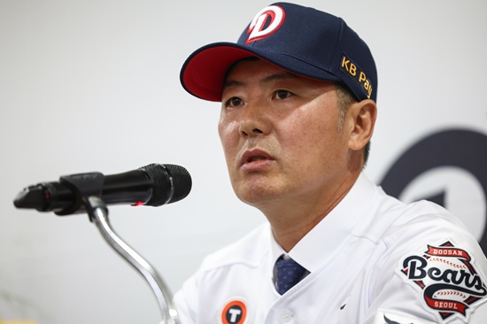 김원형 두산 베어스 신임 감독이 23일 서울 잠실야구장에서 열린 취임식에서 취임사를 하고 있다. 연합뉴스