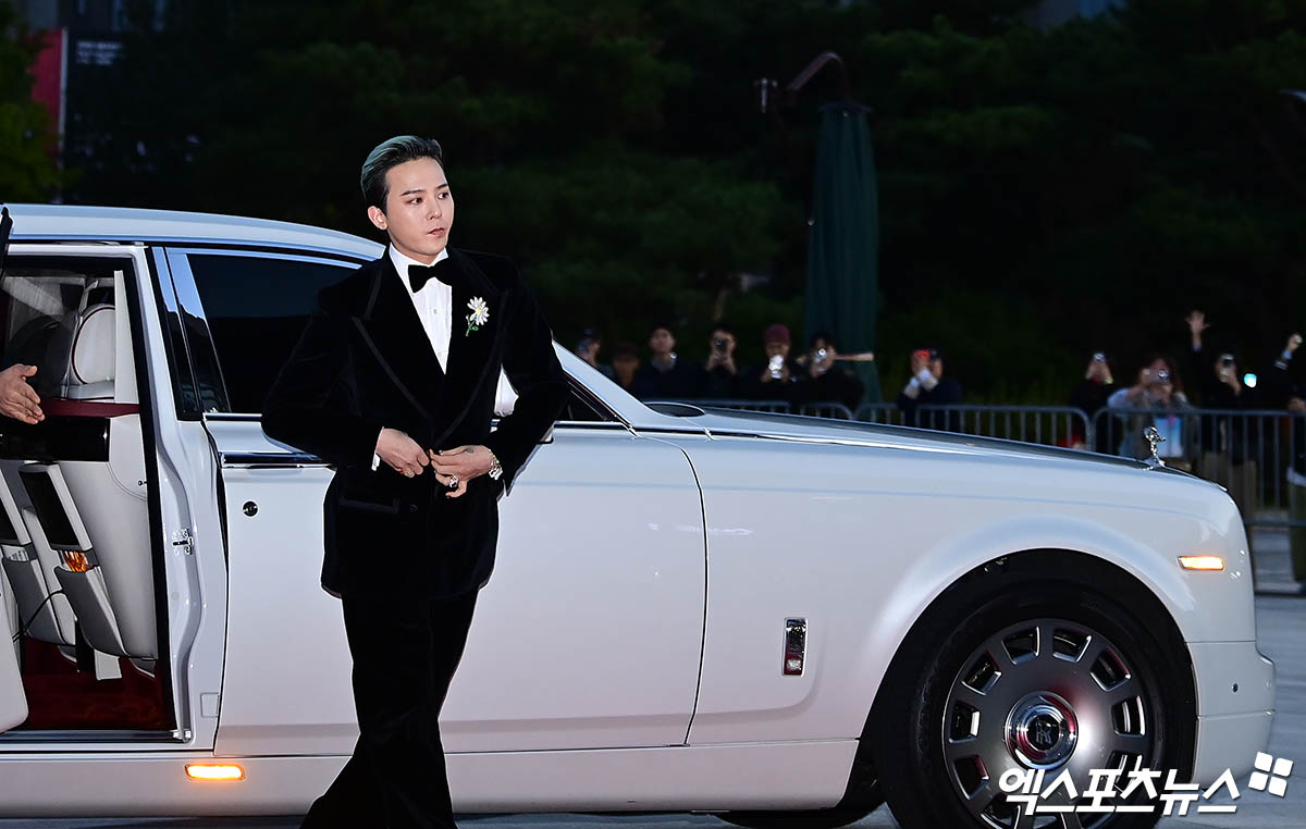 최고급 세단에서 하차