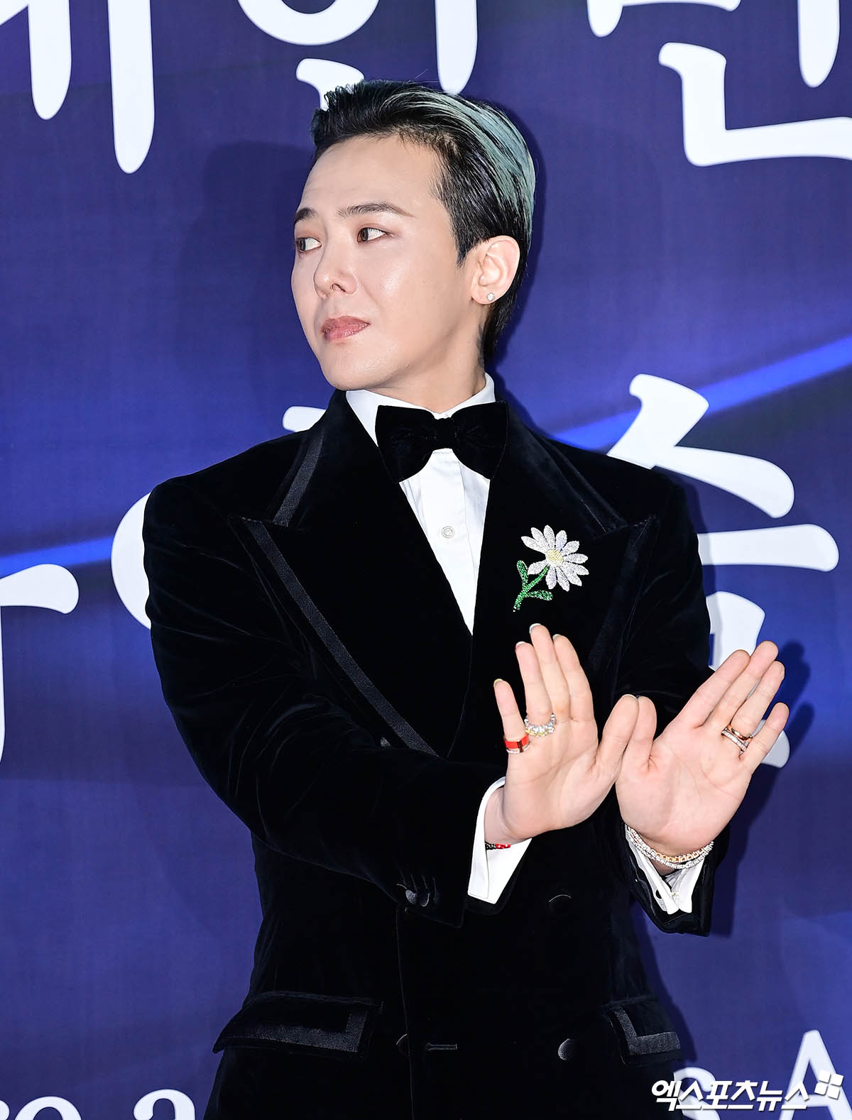 억 소리 나는 브로치