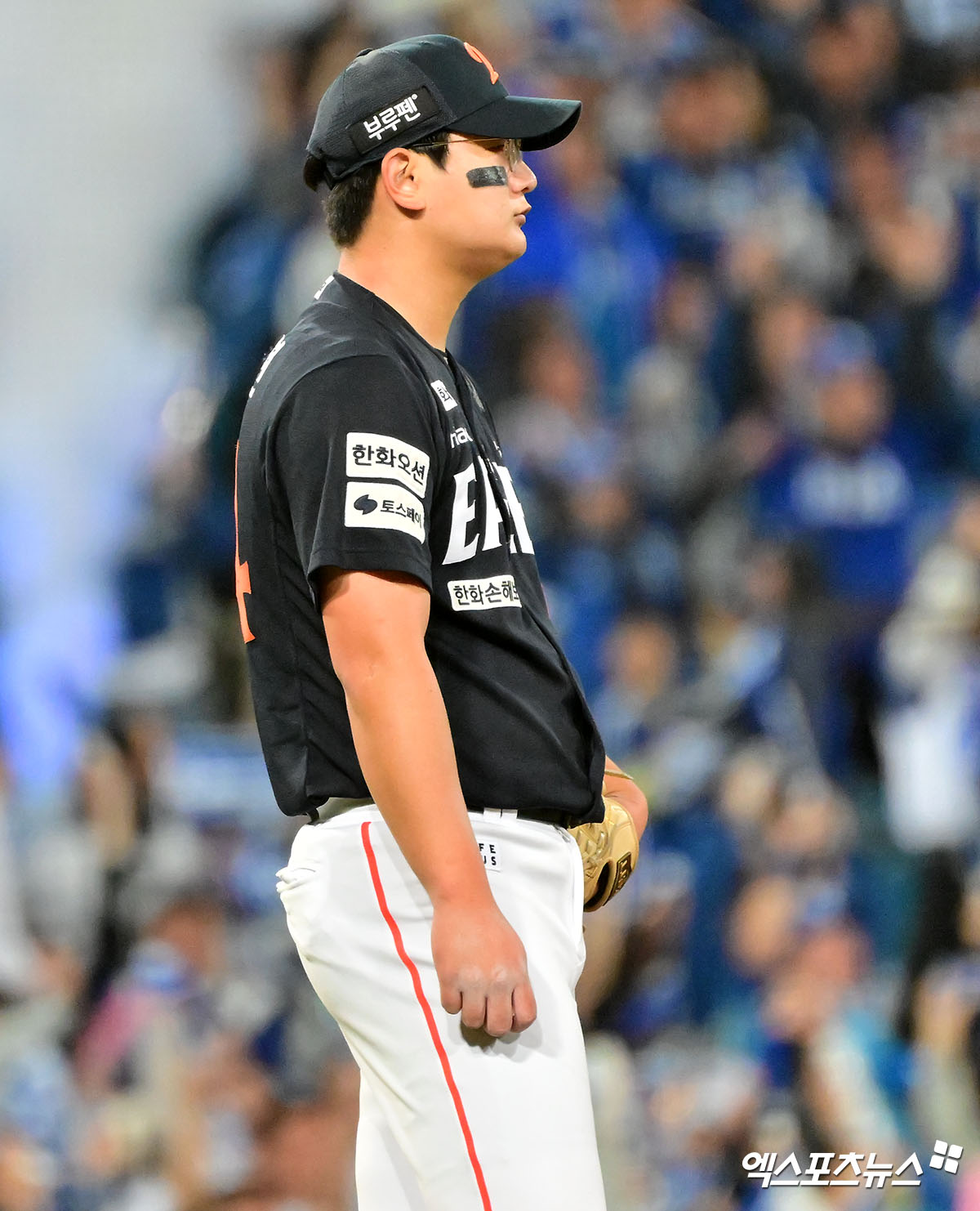 한화 이글스가 19년 만의 한국시리즈 진출 운명이 걸린 마지막 벼랑 끝 맞대결을 펼친다. 다 잡았던 4차전을 내준 충격 속에 한화 김경문 감독은 김서현을 5차전 9회 마무리 투수로 예고했다. 김 감독의 굳건한 믿음의 야구가 5차전에선 통할 수 있을지 주목되는 분위기다. 한화는 24일 대전 한화생명볼파크에서 삼성 라이온즈와 2025 신한 SOL 뱅크 KBO 플레이오프 5차전을 치른다. 두 팀은 시리즈 전적 2승 2패로 팽팽하게 맞서고 있다. 엑스포츠뉴스DB