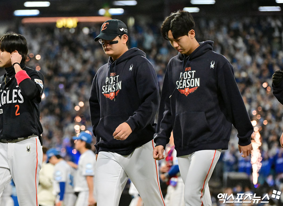 한화 이글스가 19년 만의 한국시리즈 진출 운명이 걸린 마지막 벼랑 끝 맞대결을 펼친다. 다 잡았던 4차전을 내준 충격 속에 한화 김경문 감독은 김서현을 5차전 9회 마무리 투수로 예고했다. 김 감독의 굳건한 믿음의 야구가 5차전에선 통할 수 있을지 주목되는 분위기다. 한화는 24일 대전 한화생명볼파크에서 삼성 라이온즈와 2025 신한 SOL 뱅크 KBO 플레이오프 5차전을 치른다. 두 팀은 시리즈 전적 2승 2패로 팽팽하게 맞서고 있다. 엑스포츠뉴스DB