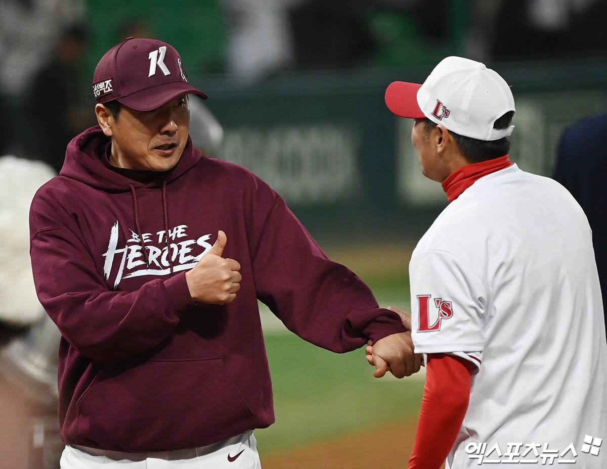 홍원기(왼쪽) 전 키움 히어로즈 감독이 2026시즌부터 두산 베어스 수석코치를 맡는다. 사진 엑스포츠뉴스 DB