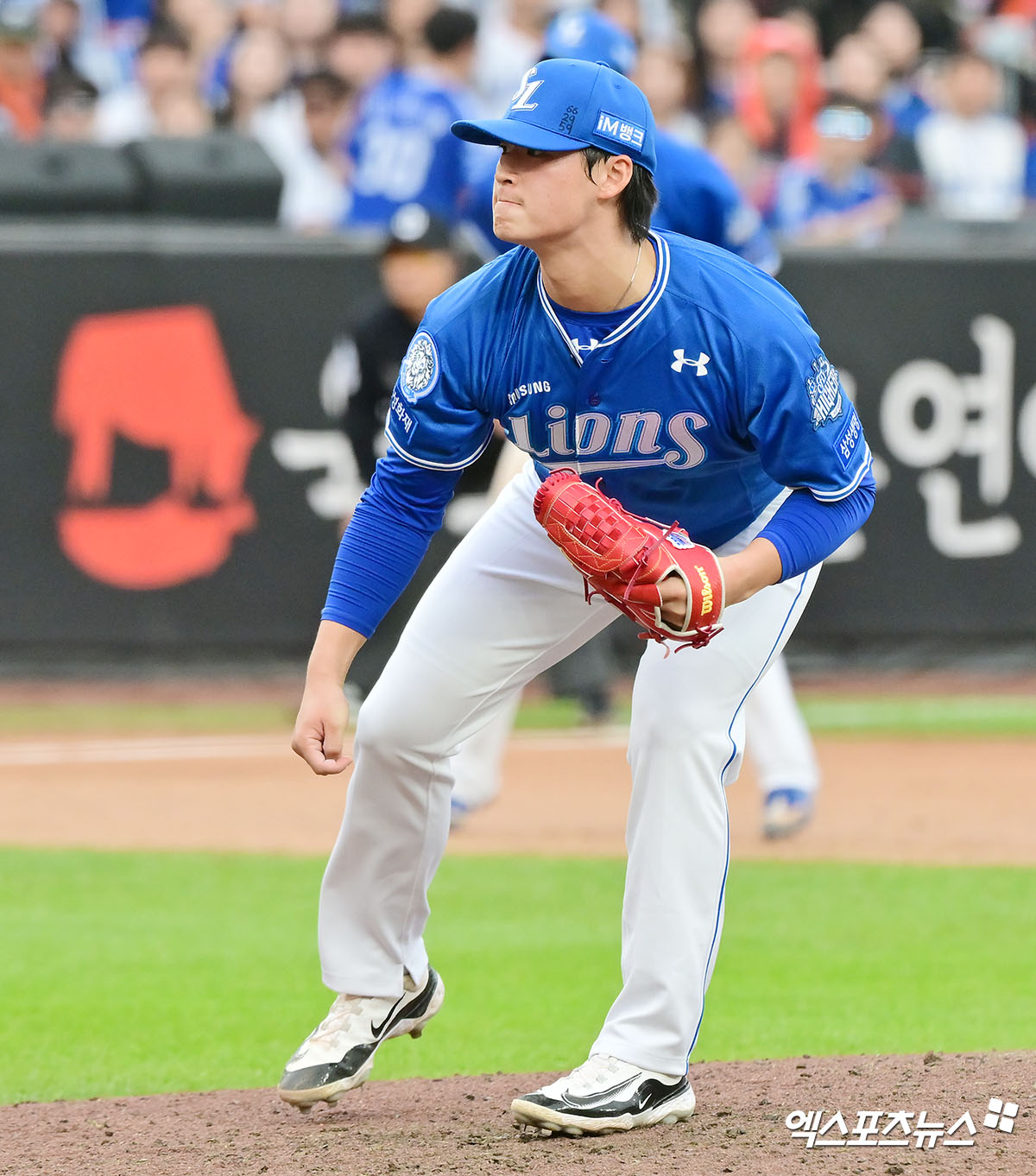19일 오후 대전 한화생명 볼파크에서 열린 '2025 신한 SOL Bank KBO 포스트시즌' 삼성 라이온즈와 한화 이글스의 플레이오프 2차전 경기, 8회말 삼성 이호성이 공을 힘차게 던지고 있다. 엑스포츠뉴스 DB