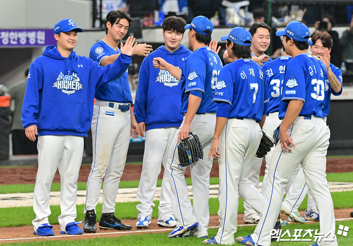 19일 오후 대전한화생명볼파크에서 열린 '2025 신한 SOL Bank KBO 포스트시즌' 삼성 라이온즈와 한화 이글스의 플레이오프 2차전 경기, 삼성이 선발투수 최원태의 7이닝 1실점 완벽투에 힘입어 한화에게 7:3의 스코어로 승리하며 시리즈 전적 1승1패로 균형을 맞췄다.  이날 경기에서 승리한 삼성 선수들이 기뻐하고 있다. 엑스포츠뉴스 DB