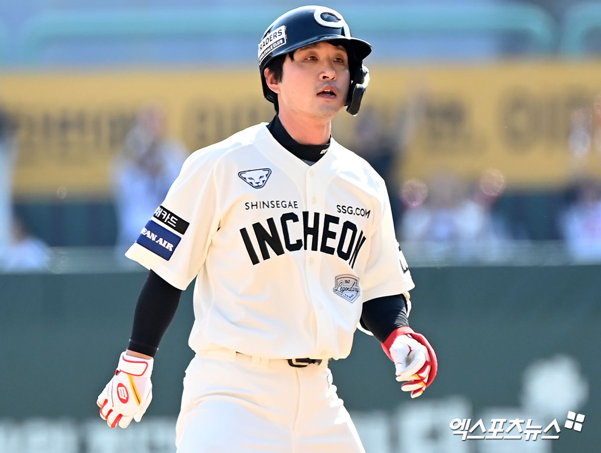 SSG 랜더스가 베테랑 내야수 김성현은 2026시즌 플레잉코치로 선임했다. SSG는 구단 문화와 방향성을 잘 이해하고 있는 김성현이 청라돔 시대를 이끌어갈 핵심 선수들에게 강팀 DNA를 전수해줄 적임자라고 판단했다. 또한 김성현이 선수 시절 쌓은 풍부한 경험과 리더십을 바탕으로 팀 성장에 큰 힘이 될 것으로 기대하고 있다. 엑스포츠뉴스 DB