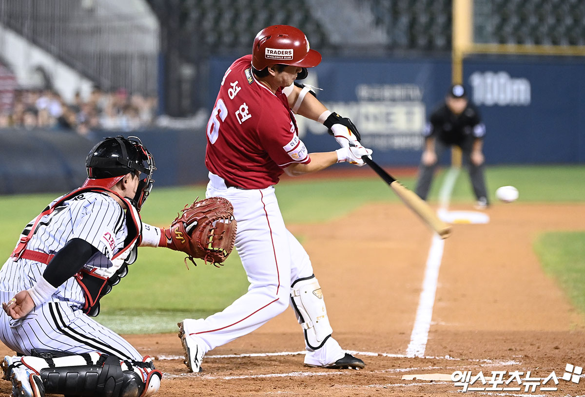 SSG 랜더스가 베테랑 내야수 김성현은 2026시즌 플레잉코치로 선임했다. SSG는 구단 문화와 방향성을 잘 이해하고 있는 김성현이 청라돔 시대를 이끌어갈 핵심 선수들에게 강팀 DNA를 전수해줄 적임자라고 판단했다. 또한 김성현이 선수 시절 쌓은 풍부한 경험과 리더십을 바탕으로 팀 성장에 큰 힘이 될 것으로 기대하고 있다. 엑스포츠뉴스 DB